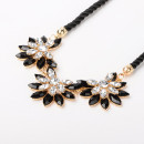 Halskette für Damen in schwarz und gold mit Blumen-Bild 2