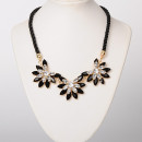 Halskette für Damen in schwarz und gold mit Blumen-Bild 3